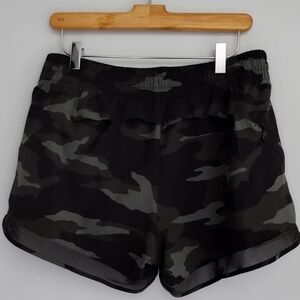 Athleta - Mesh Racer Run Mid Rise 4in Short - Medium - Olive Green Camo Print